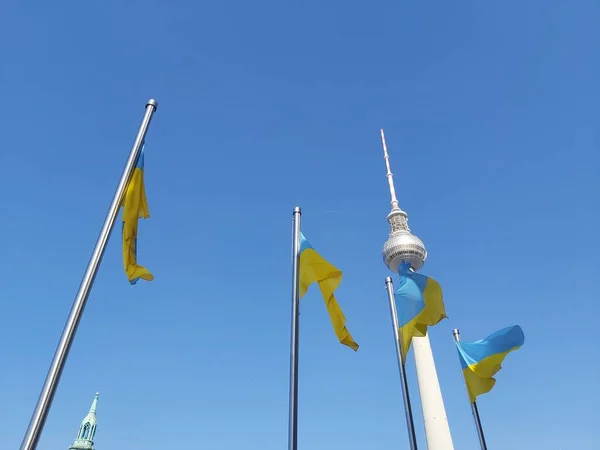 2022 Berlín Německo Ukrajinské Vlajky Vlnící Před Berlínským Rathausem — Stock fotografie