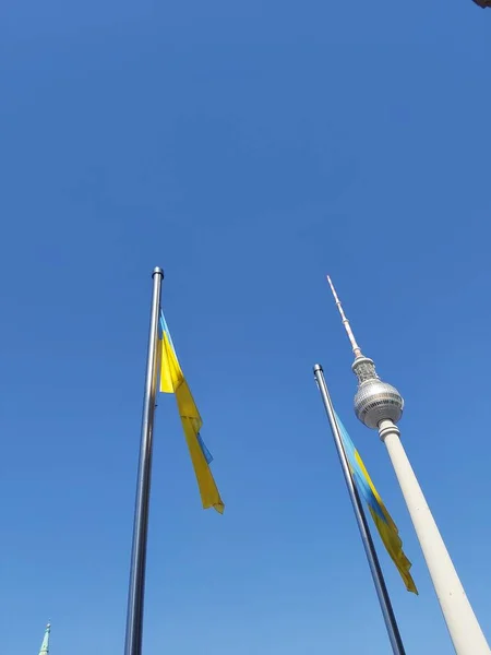 2022 Berlin Almanya Berlin Rathaus Önünde Dalgalanan Ukrayna Bayrakları — Stok fotoğraf