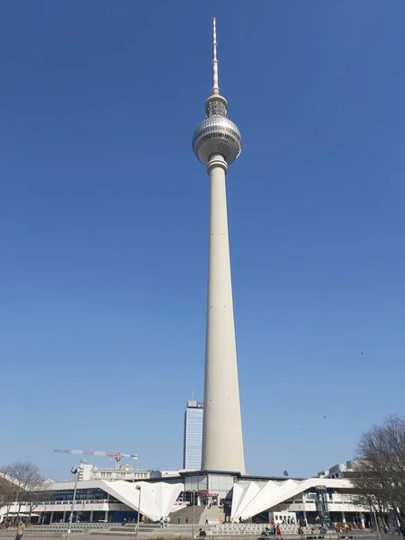 2022ベルリンドイツの有名なベルリナーテレビ塔 — ストック写真