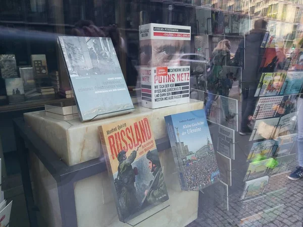 20 / 03 / 2022 Berlin Almanya Alman kitapçısında Ukrayna ve Rusya hakkında kitaplar okuyor.