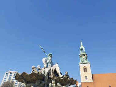 20 / 03 / 22 Berlin Almanya - Berlin 'deki Neptune Çeşmesinin elementleri