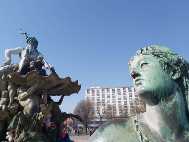 20 / 03 / 22 Berlin Almanya - Berlin 'deki Neptune Çeşmesinin elementleri