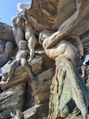 20 / 03 / 22 Berlin Almanya - Berlin 'deki Neptune Çeşmesinin elementleri