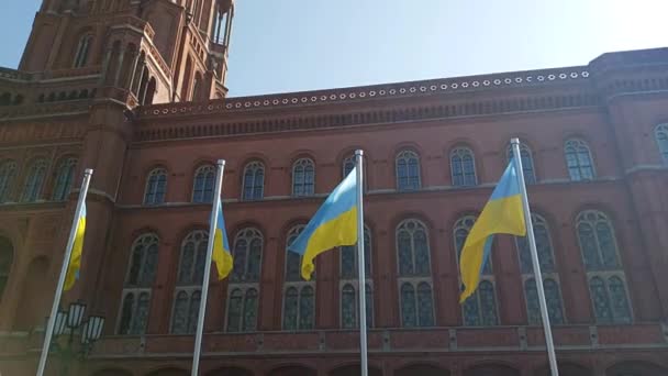 ベルリンのRoted Rathausからそう遠くないベルリンの前のテレビ塔で手を振っているウクライナの旗 — ストック動画