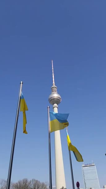 Berlin Kulesi Önünde Dalgalanan Ukrayna Bayrağı Kökleri Berlin Yakın — Stok video