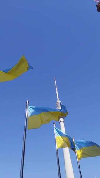 Ukrainische Flagge Weht Vor Berliner Fernsehturm Unweit Des Roten Rathauses — Stockvideo