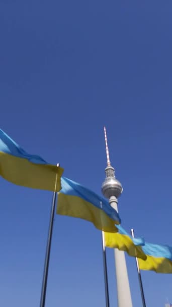 Bandera Ucrania Ondeando Frente Torre Berlín Muy Lejos Roted Rathaus — Vídeos de Stock
