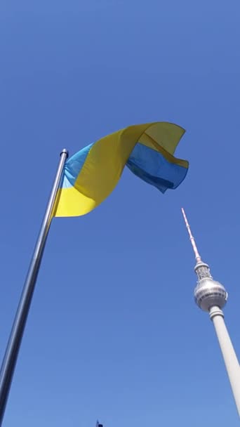 Bandera Ucrania Ondeando Frente Torre Berlín Muy Lejos Roted Rathaus — Vídeos de Stock