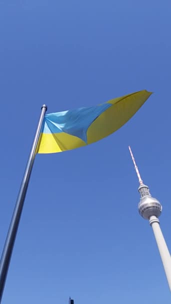 Ουκρανική Σημαία Κυματίζει Μπροστά Από Τον Πύργο Της Τηλεόρασης Του — Αρχείο Βίντεο