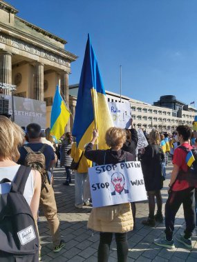 27 Mart 2022 Berlin Almanya - insanlar Brandenburg Kapısı önünde Ukrayna halkına verdikleri desteği göstermek için toplandı.