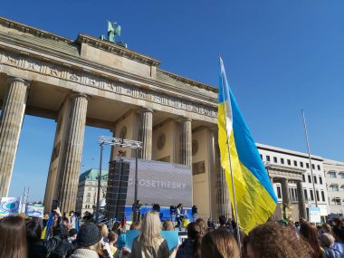 27 Mart 2022 Berlin Almanya - insanlar Brandenburg Kapısı önünde Ukrayna halkına verdikleri desteği göstermek için toplandı.