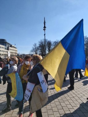 27 Mart 2022 Berlin Almanya - insanlar Brandenburg Kapısı önünde Ukrayna halkına verdikleri desteği göstermek için toplandı.