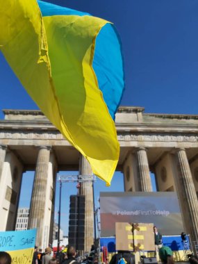 27 Mart 2022 Berlin Almanya - insanlar Brandenburg Kapısı önünde Ukrayna halkına verdikleri desteği göstermek için toplandı.