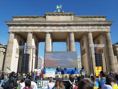 27 Mart 2022 Berlin Almanya - insanlar Brandenburg Kapısı önünde Ukrayna halkına verdikleri desteği göstermek için toplandı.