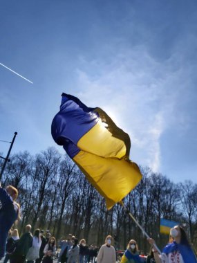 27 Mart 2022 Berlin Almanya - insanlar Brandenburg Kapısı önünde Ukrayna halkına verdikleri desteği göstermek için toplandı.