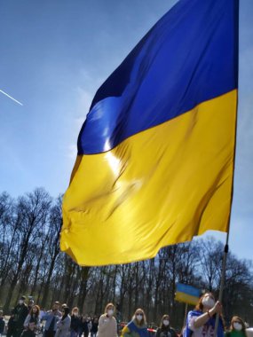 27 Mart 2022 Berlin Almanya - insanlar Brandenburg Kapısı önünde Ukrayna halkına verdikleri desteği göstermek için toplandı.
