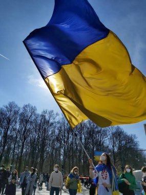 27 Mart 2022 Berlin Almanya - insanlar Brandenburg Kapısı önünde Ukrayna halkına verdikleri desteği göstermek için toplandı.