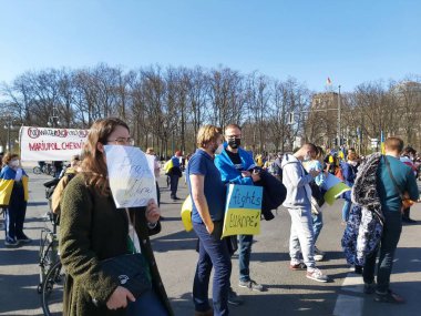 27 Mart 2022 Berlin Almanya - insanlar Brandenburg Kapısı önünde Ukrayna halkına verdikleri desteği göstermek için toplandı.