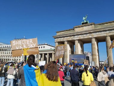 27 Mart 2022 Berlin Almanya - insanlar Brandenburg Kapısı önünde Ukrayna halkına verdikleri desteği göstermek için toplandı.
