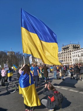 27 Mart 2022 Berlin Almanya - insanlar Brandenburg Kapısı önünde Ukrayna halkına verdikleri desteği göstermek için toplandı.