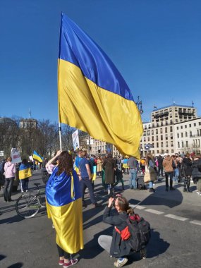 27 Mart 2022 Berlin Almanya - insanlar Brandenburg Kapısı önünde Ukrayna halkına verdikleri desteği göstermek için toplandı.