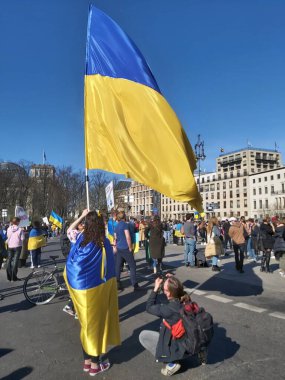27 Mart 2022 Berlin Almanya - insanlar Brandenburg Kapısı önünde Ukrayna halkına verdikleri desteği göstermek için toplandı.