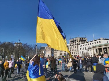 27 Mart 2022 Berlin Almanya - insanlar Brandenburg Kapısı önünde Ukrayna halkına verdikleri desteği göstermek için toplandı.