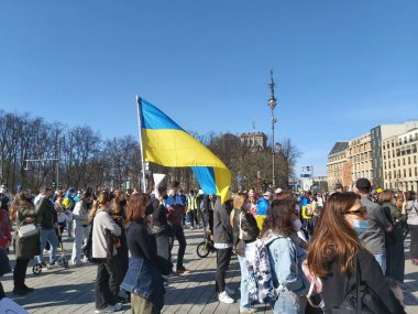 27 Mart 2022 Berlin Almanya - insanlar Brandenburg Kapısı önünde Ukrayna halkına verdikleri desteği göstermek için toplandı.