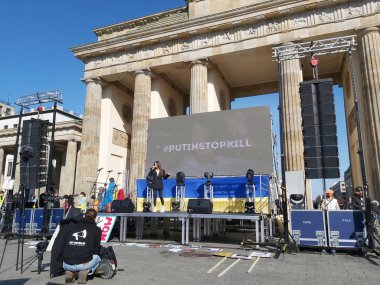 27 Mart 2022 Berlin Almanya - insanlar Brandenburg Kapısı önünde Ukrayna halkına verdikleri desteği göstermek için toplandı.