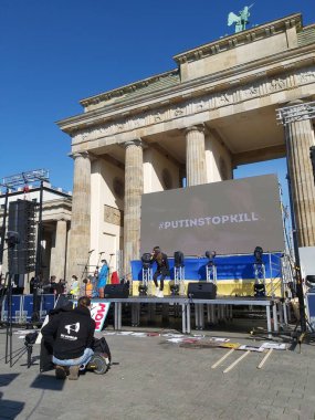 27 Mart 2022 Berlin Almanya - insanlar Brandenburg Kapısı önünde Ukrayna halkına verdikleri desteği göstermek için toplandı.