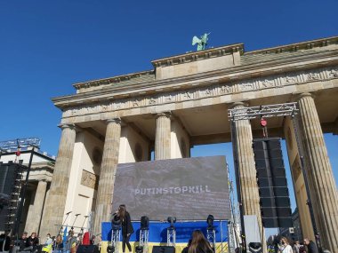 27 Mart 2022 Berlin Almanya - insanlar Brandenburg Kapısı önünde Ukrayna halkına verdikleri desteği göstermek için toplandı.