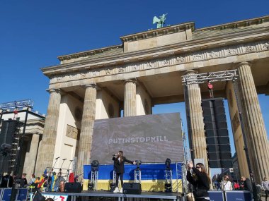 27 Mart 2022 Berlin Almanya - insanlar Brandenburg Kapısı önünde Ukrayna halkına verdikleri desteği göstermek için toplandı.