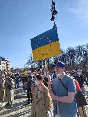 27 Mart 2022 Berlin Almanya - insanlar Brandenburg Kapısı önünde Ukrayna halkına verdikleri desteği göstermek için toplandı.