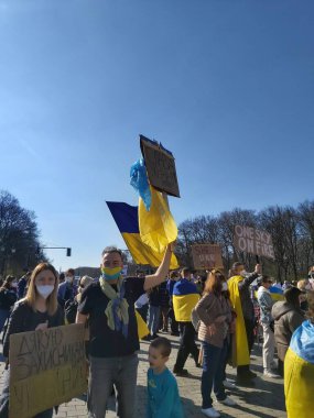 27 Mart 2022 Berlin Almanya - insanlar Brandenburg Kapısı önünde Ukrayna halkına verdikleri desteği göstermek için toplandı.
