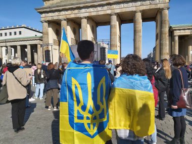 27 Mart 2022 Berlin Almanya - insanlar Brandenburg Kapısı önünde Ukrayna halkına verdikleri desteği göstermek için toplandı.