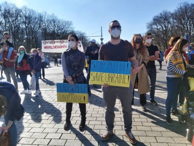 27 Mart 2022 Berlin Almanya - insanlar Brandenburg Kapısı önünde Ukrayna halkına verdikleri desteği göstermek için toplandı.