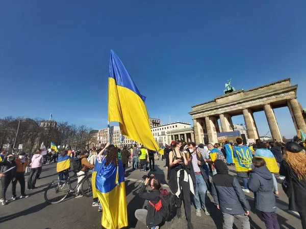 2022年3月27日柏林 人们聚集在勃兰登堡门前举行集会 表达对乌克兰人民的支持 — 图库照片