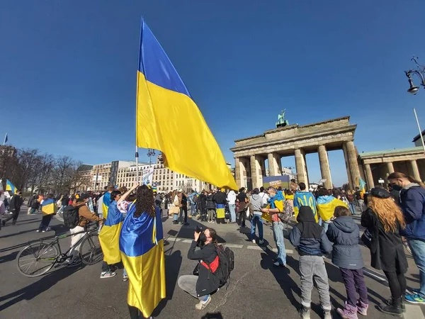 2022年3月27日柏林 人们聚集在勃兰登堡门前举行集会 表达对乌克兰人民的支持 — 图库照片