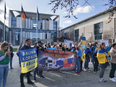 29.03.2022 Berlin - Halk Rus petrol ve doğalgazının satın alınmasını protesto etmek için Almanya Başbakanlığına geldi