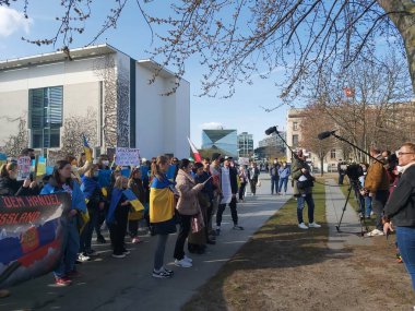 29.03.2022 Berlin - Halk Rus petrol ve doğalgazının satın alınmasını protesto etmek için Almanya Başbakanlığına geldi