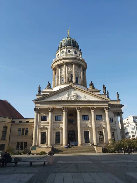 ベルリンのドイツ建築物 ベルリンの広場とベルリンのコンサートホールやフランスとドイツの教会を含む建築アンサンブルのサイト — ストック写真