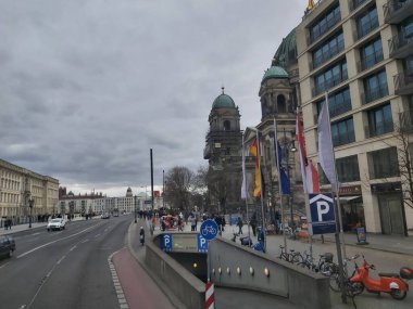 Berlin, Almanya yaklaşık Nisan 2022 - Berlin 'de gri bir günde binalar ve sokaklar