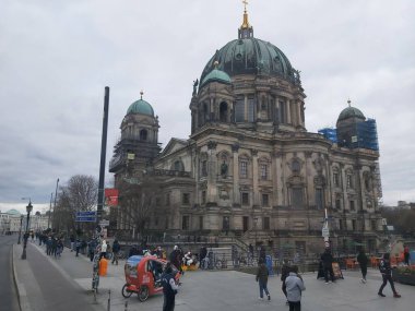 Berlin, Almanya yaklaşık Nisan 2022 - Berlin 'de gri bir günde binalar ve sokaklar