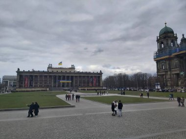 Berlin, Almanya yaklaşık Nisan 2022 - Berlin 'de gri bir günde binalar ve sokaklar