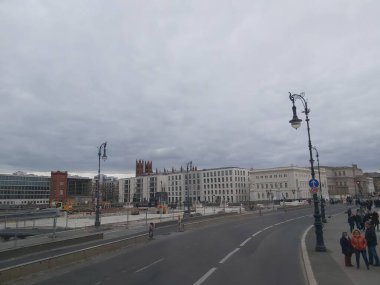 Berlin, Almanya yaklaşık Nisan 2022 - Berlin 'de gri bir günde binalar ve sokaklar