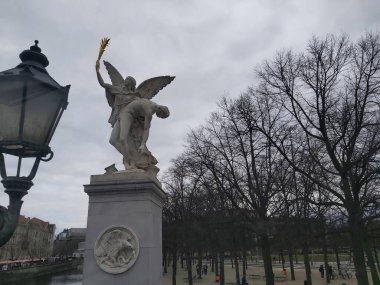 Berlin, Almanya yaklaşık Nisan 2022 - Berlin 'de gri bir günde binalar ve sokaklar