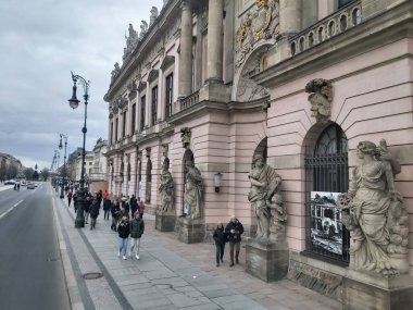 Berlin, Almanya yaklaşık Nisan 2022 - Berlin 'de gri bir günde binalar ve sokaklar