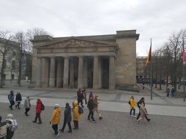 Berlin, Almanya yaklaşık Nisan 2022 - Berlin 'de gri bir günde binalar ve sokaklar