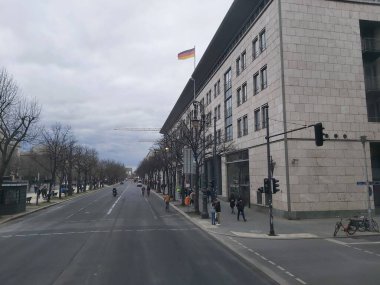 Berlin, Almanya yaklaşık Nisan 2022 - Berlin 'de gri bir günde binalar ve sokaklar