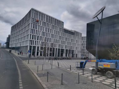 Berlin, Almanya yaklaşık Nisan 2022 - Berlin 'de gri bir günde binalar ve sokaklar